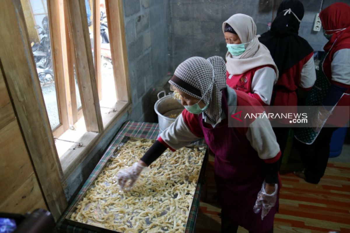 Pelalu IKM Kulon Progo produksi keripik kelapa untuk tingkatkan nilai jual