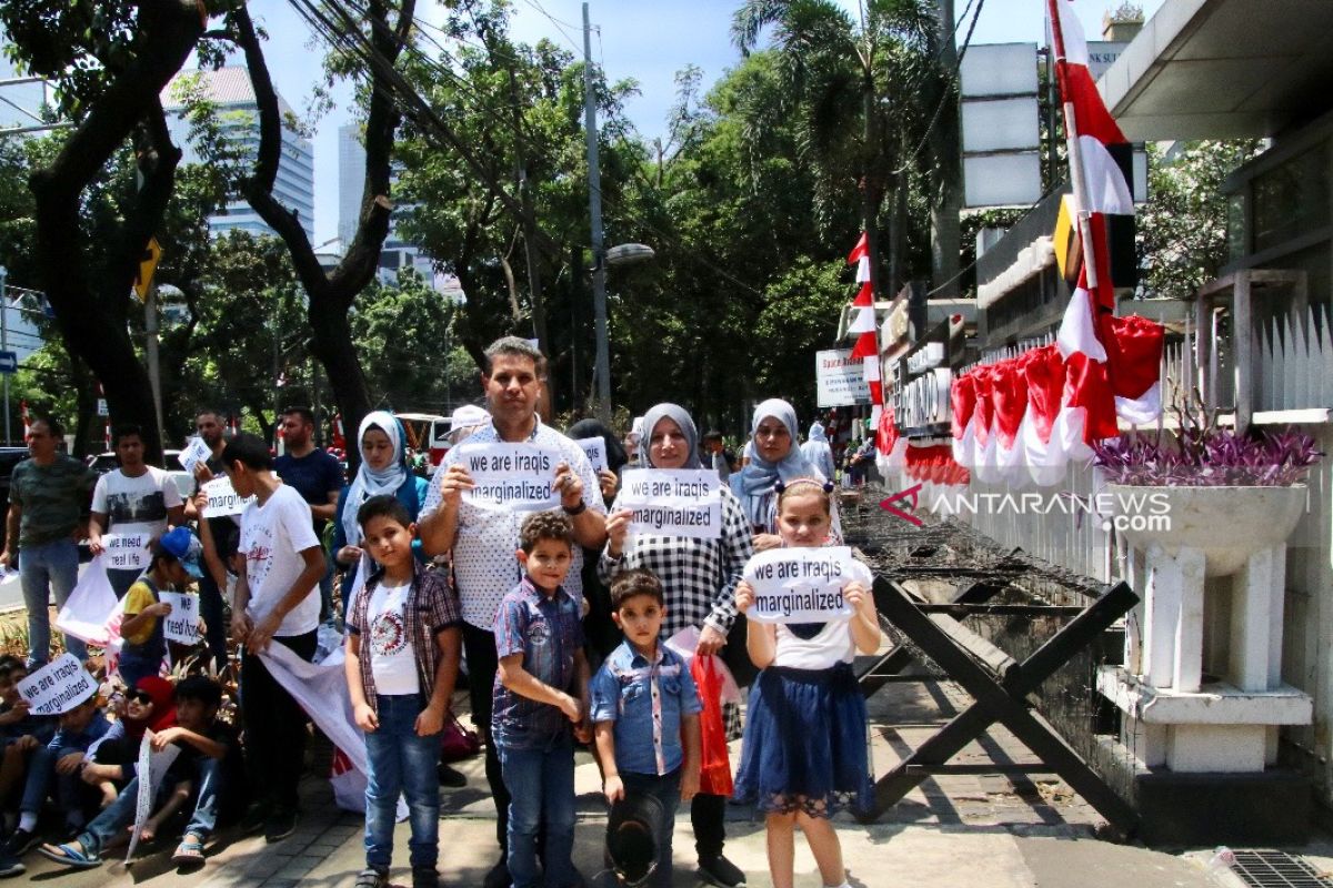 Iraqi refugees resume protest in front of UNHCR Jakarta Office