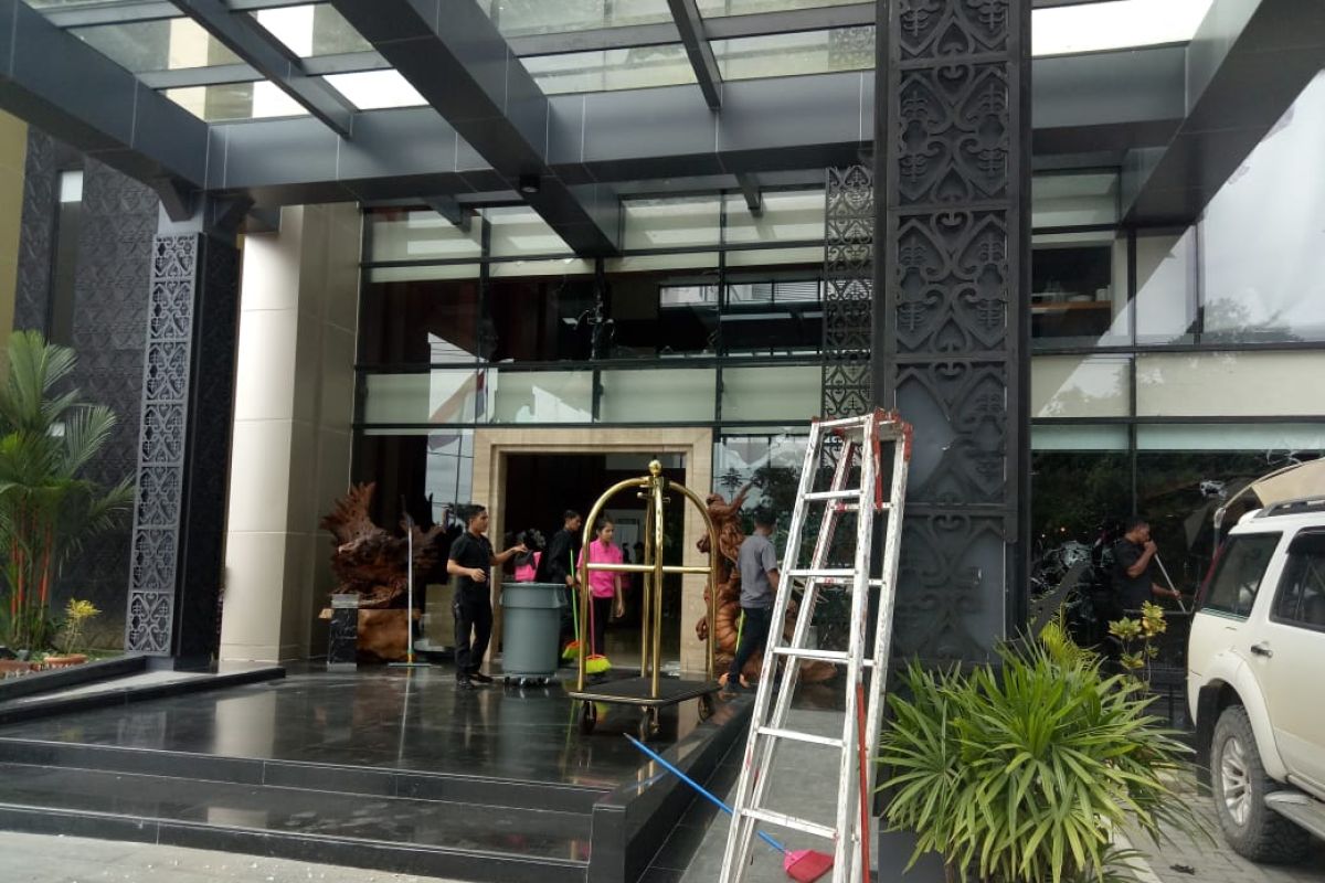 Fasilitas Hotel Grand Mozza yang dirusak perusuh mulai diperbaiki