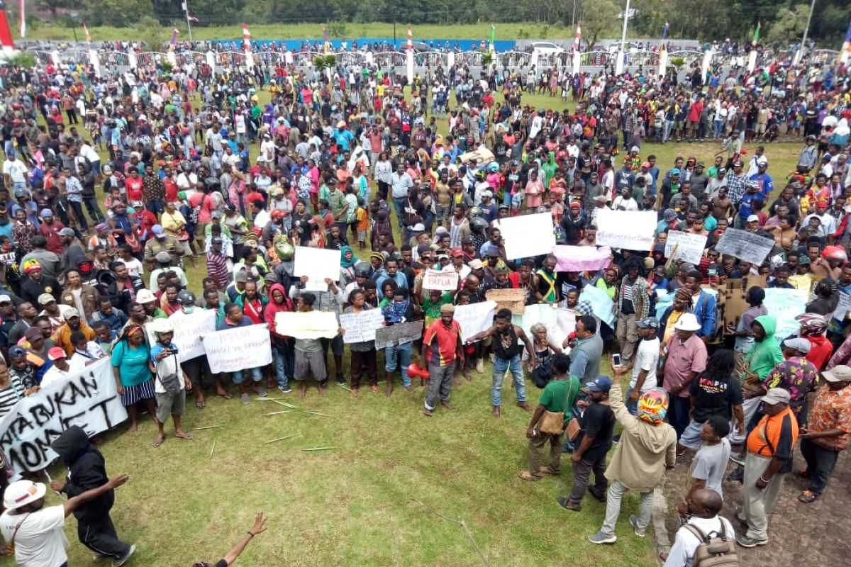 Unjuk rasa warga Papua di Timika berakhir ricuh, lempari aparat dan gedung DPRD