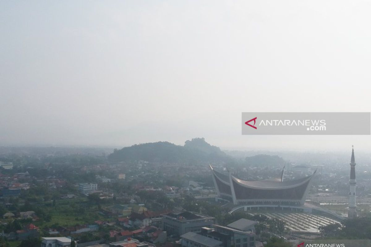 Jarak pandang di Sumbar hanya tujuh kilometer akibat kabut asap