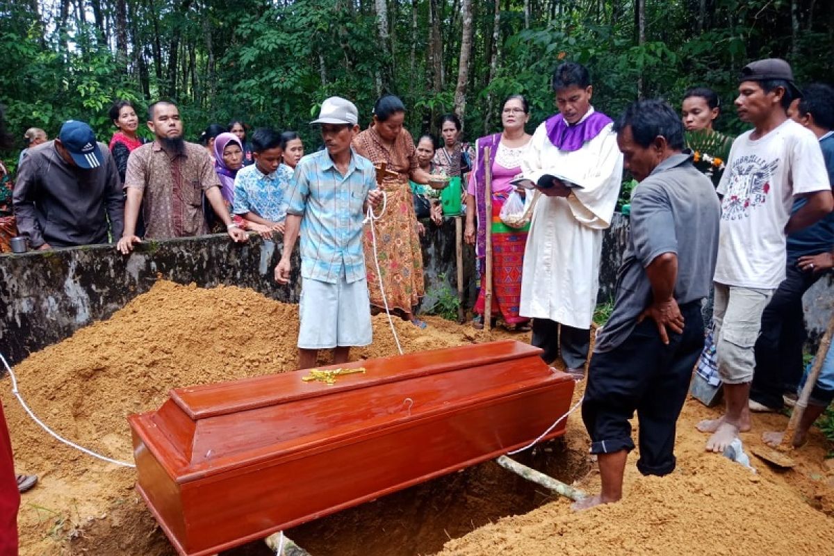 Pemakaman pengembala kerbau yang tewas disambar petir diwarnai isak tangis