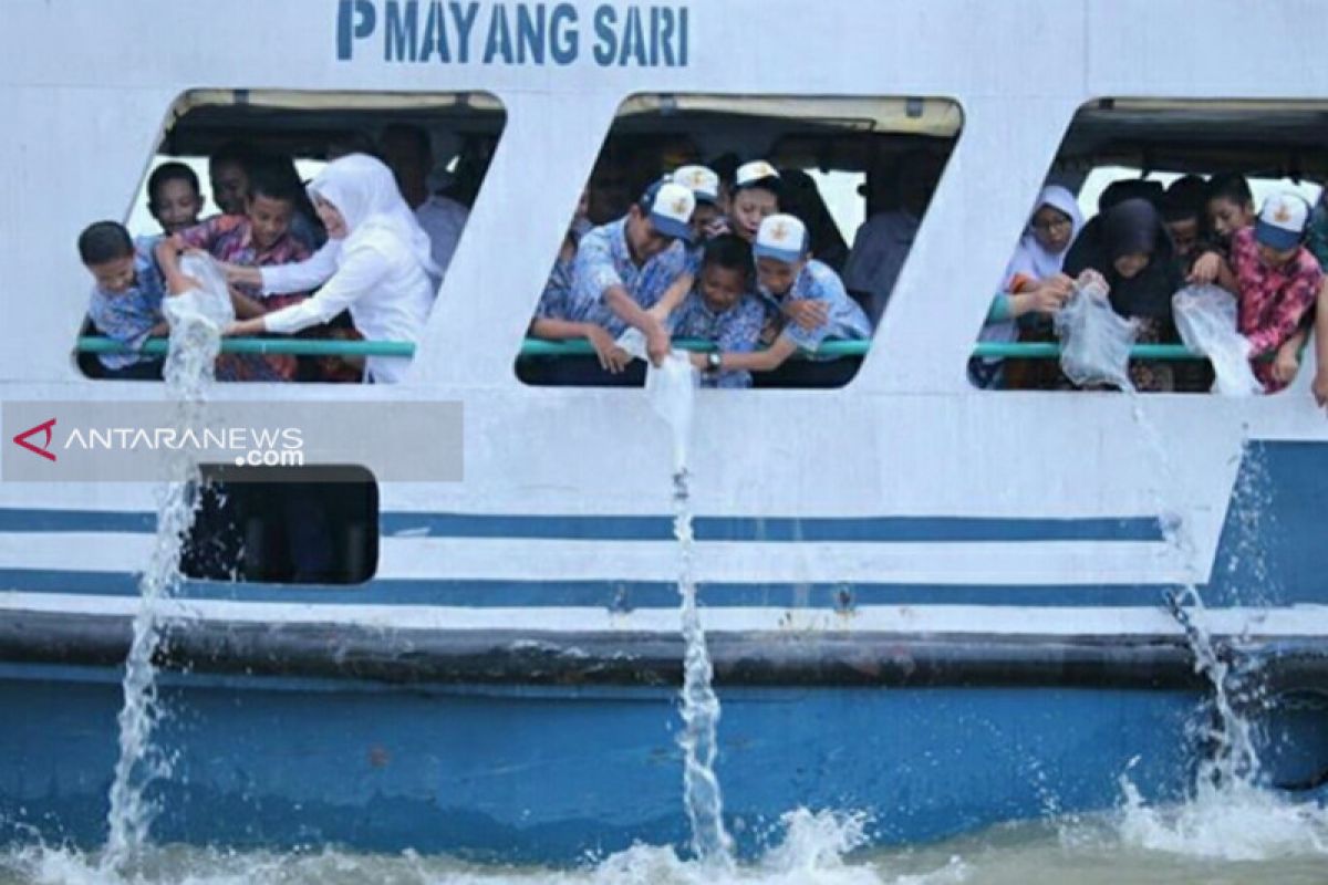 Pemkot Palembang  tebar 10.000 benih ikan ke Sungai Musi