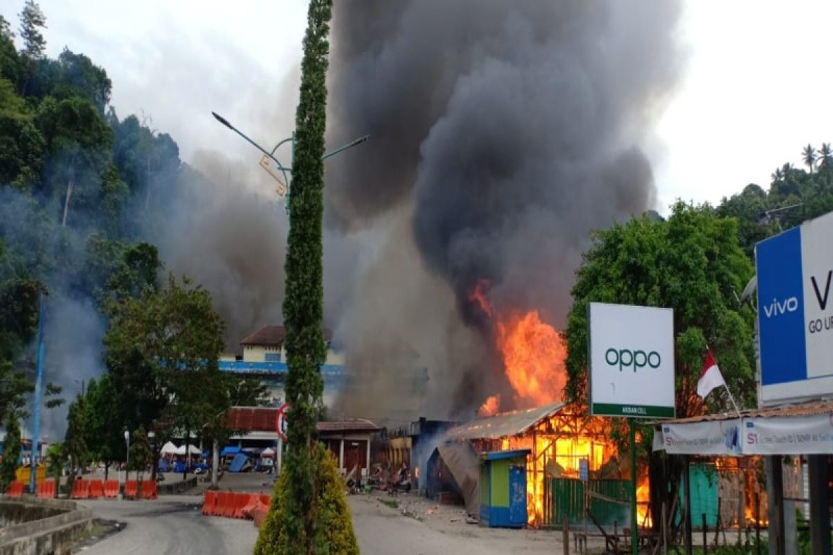 Aksi pembakaran warnai demonstrasi di Fakfak, Papua Barat