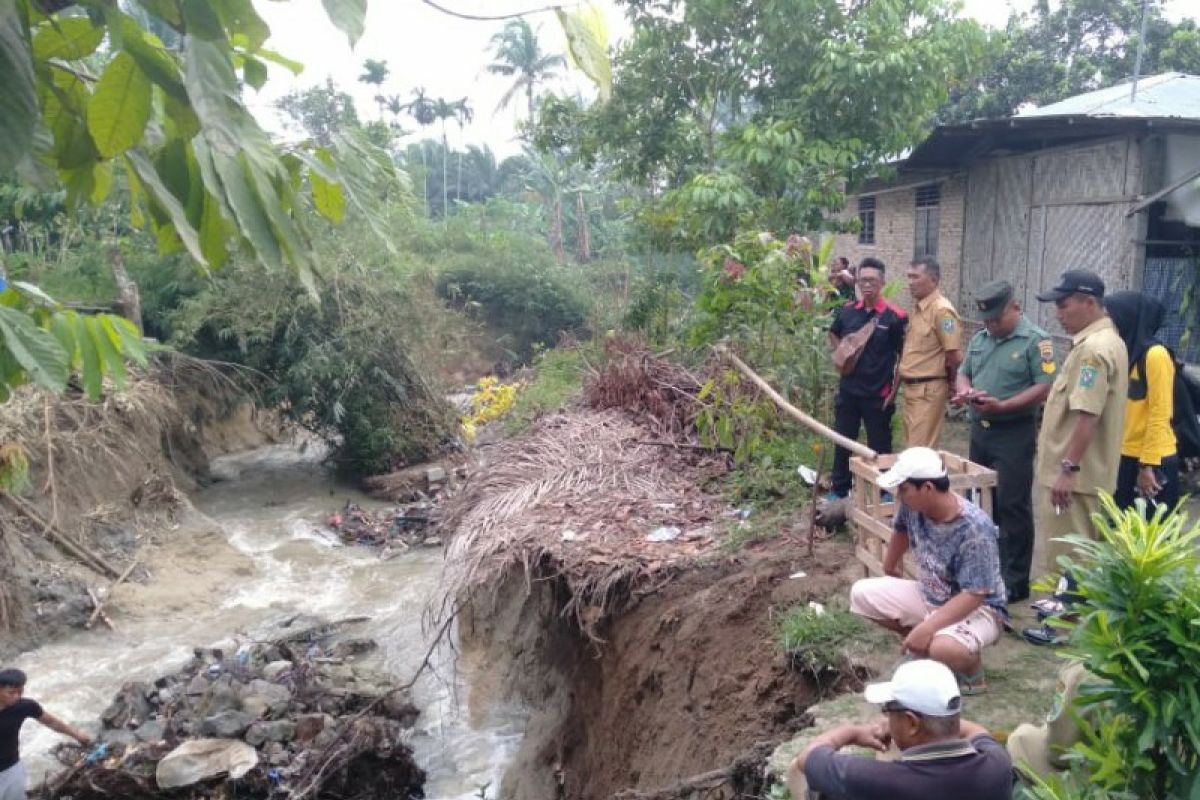 Saluran irigasi longsor, rumah warga di Laras Simalungun terancam rubuh