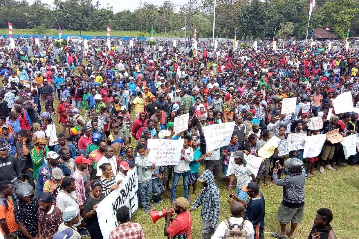 Sekolah dan pertokoan Timika tutup saat demo warga Papua