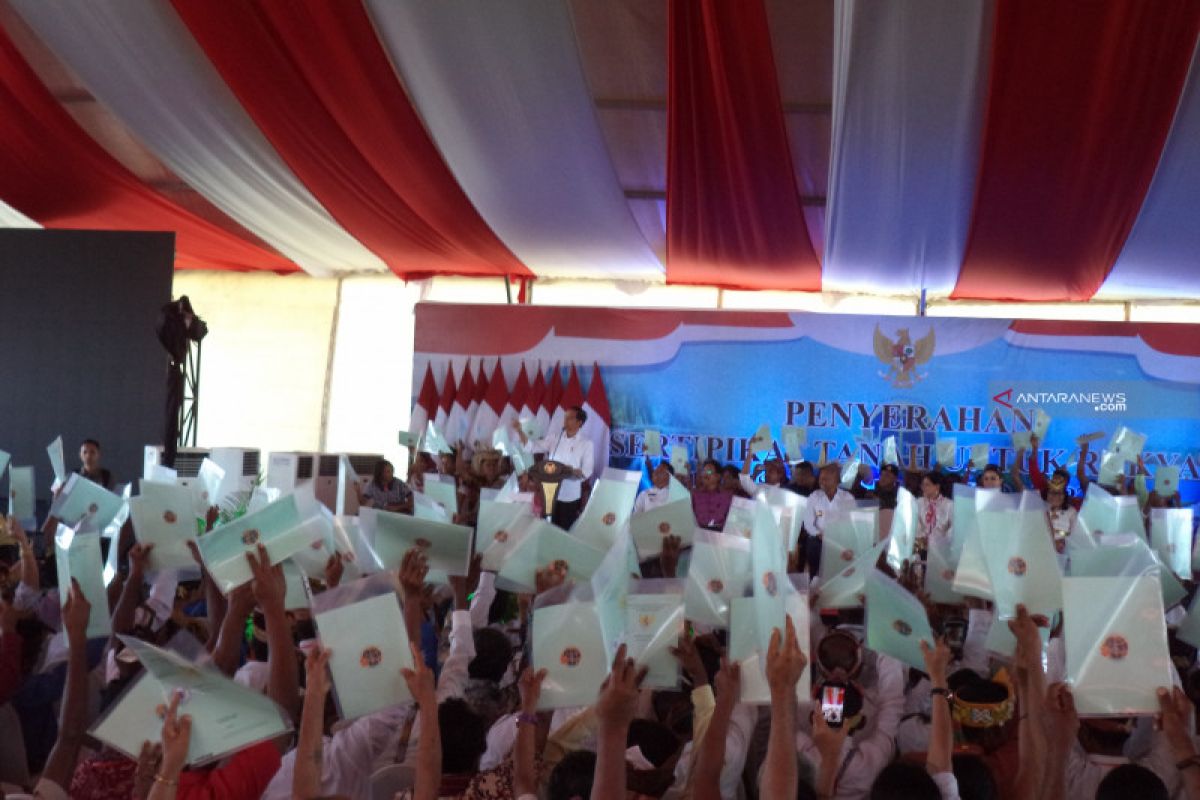 Presiden Jokowi paparkan manfaat sertifikat tanah kepada masyarakat Kupang