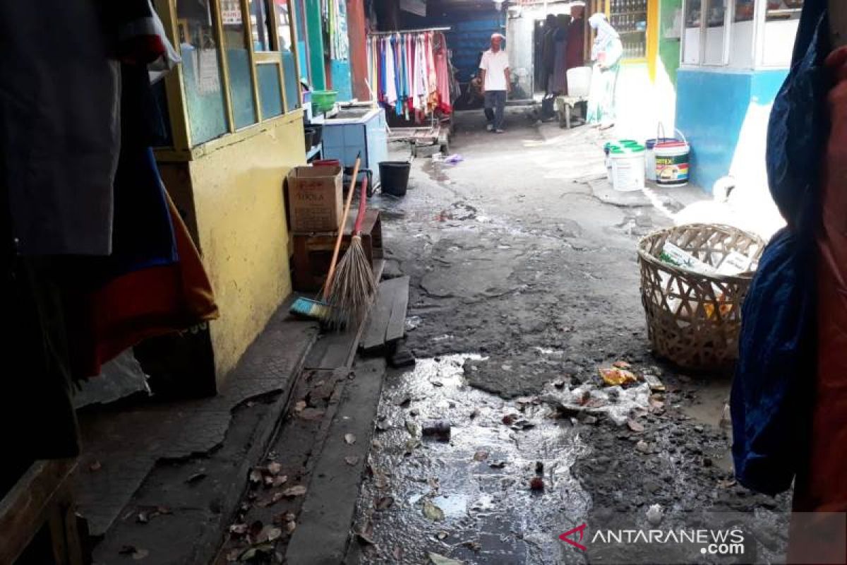 Pedagang dan pengunjung Pasar Raya Solok resah karena bau busuk