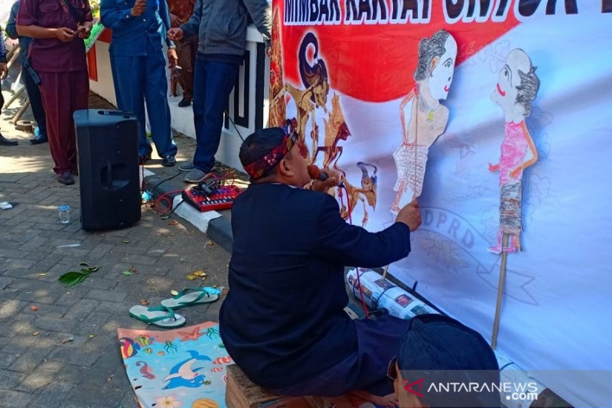 Pelantikan 45 anggota DPRD Kudus diwarnai unjuk rasa