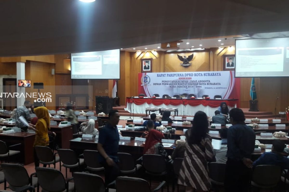 49 anggota DPRD Surabaya periode 2019-2014 dilantik 24 Agustus