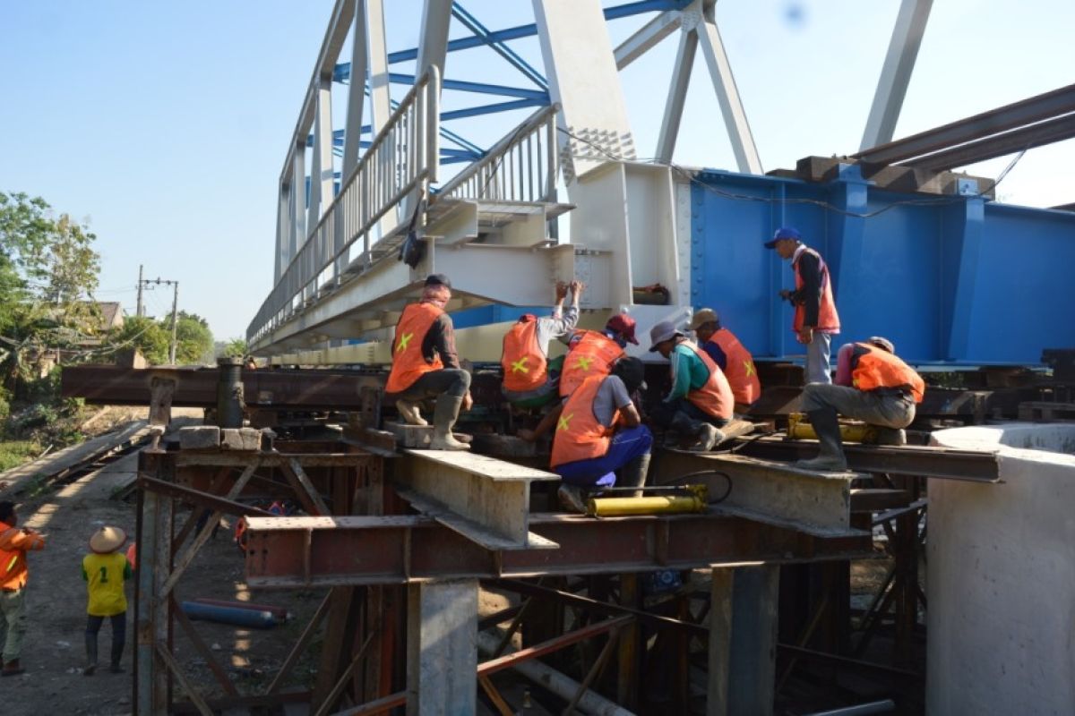 Jembatan jalur ganda KA Geneng-Paron Ngawi segera digeser