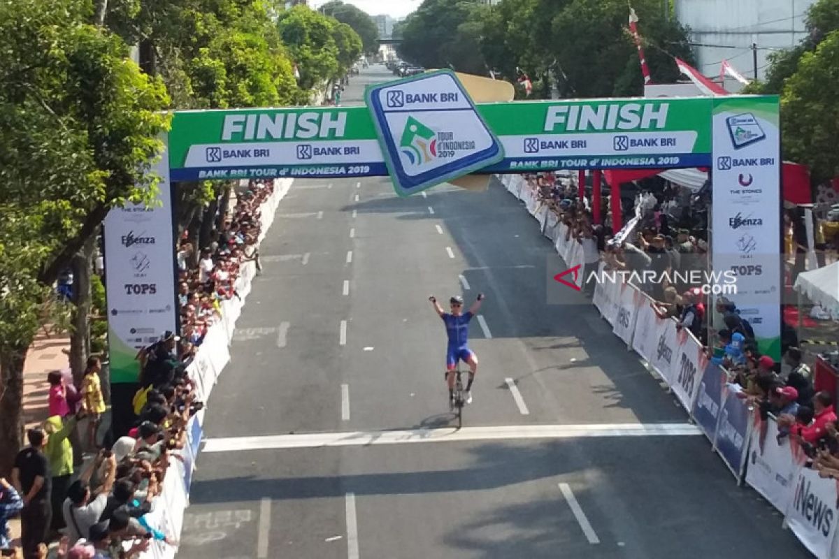 Masyarakat Jember antusias sambut kedatangan peserta Tour d'Indonesia 2019