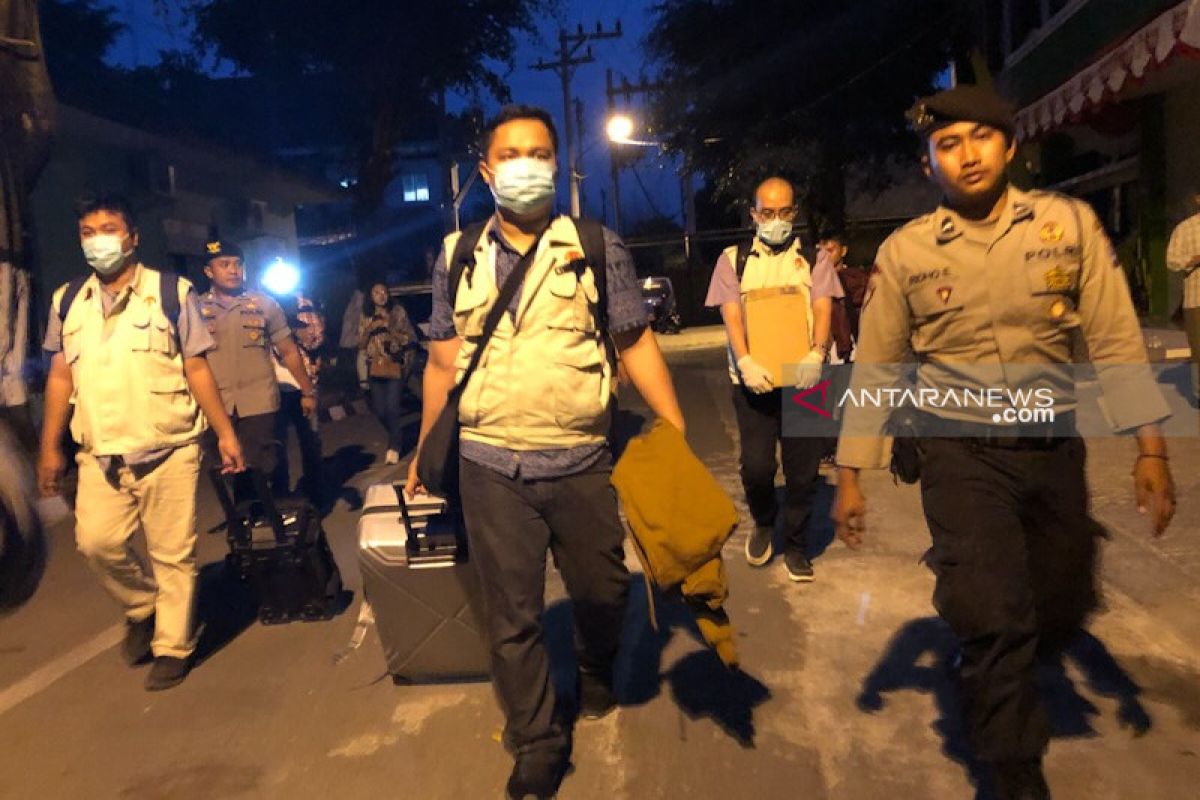 Penyidik KPK bawa tiga koper usai periksa ruangan DPUPKP Yogyakarta
