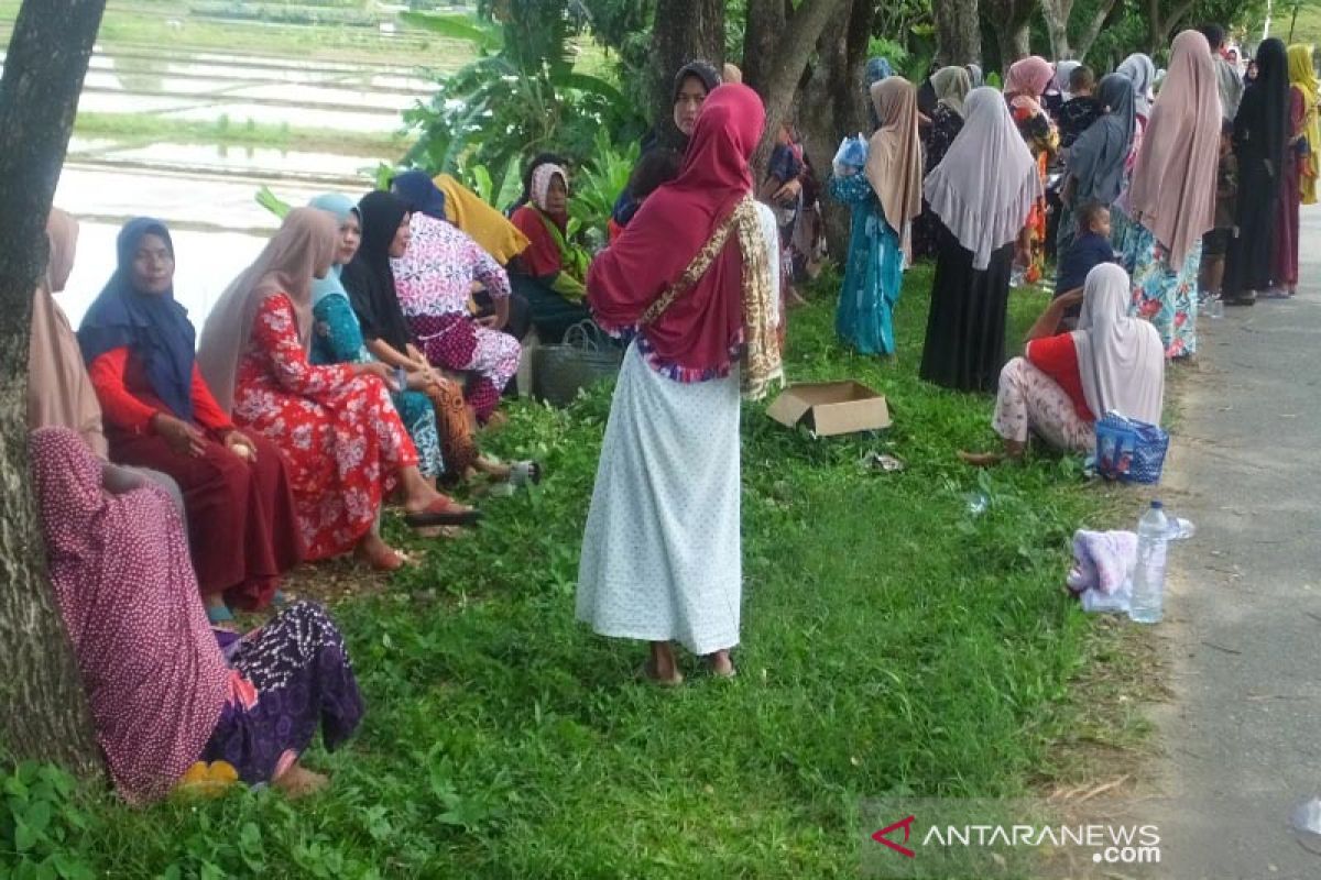 Minta suami dibebaskan, seratusan emak-emak datangi Polres Abdya