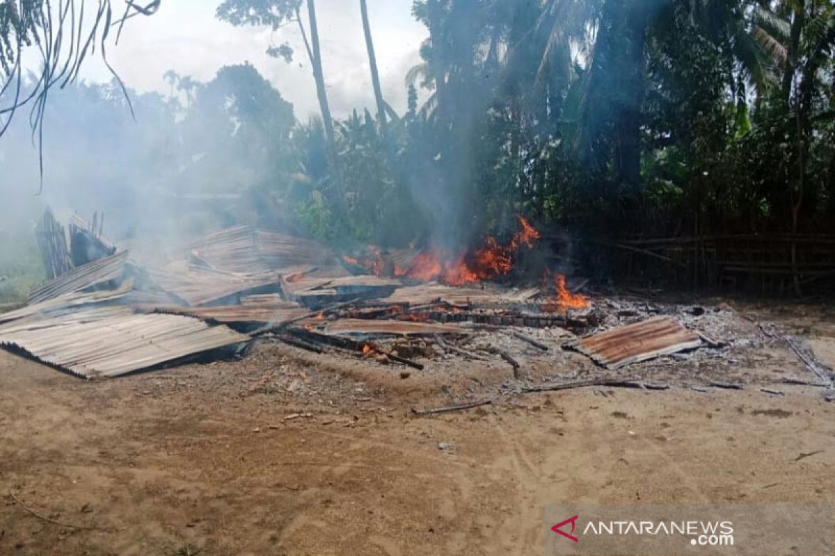 Rumah panggung ludes terbakar saat ditinggal pergi melayat