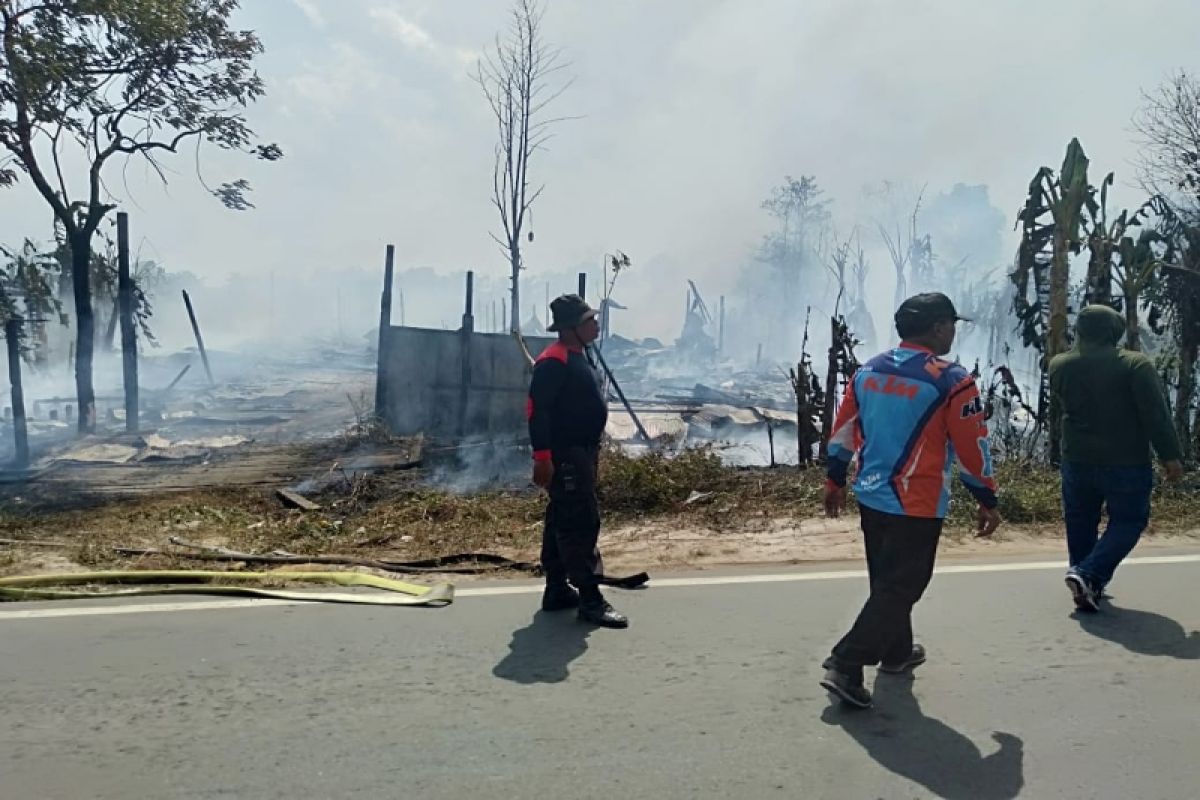 Kebakaran lahan di Sampit hanguskan sebuah gudang