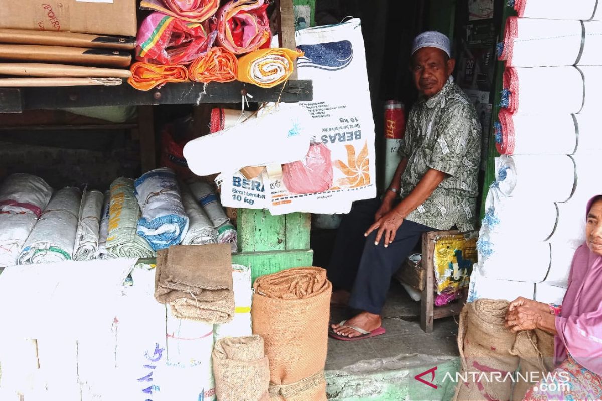 Pedagang karung bekas panen rejeki