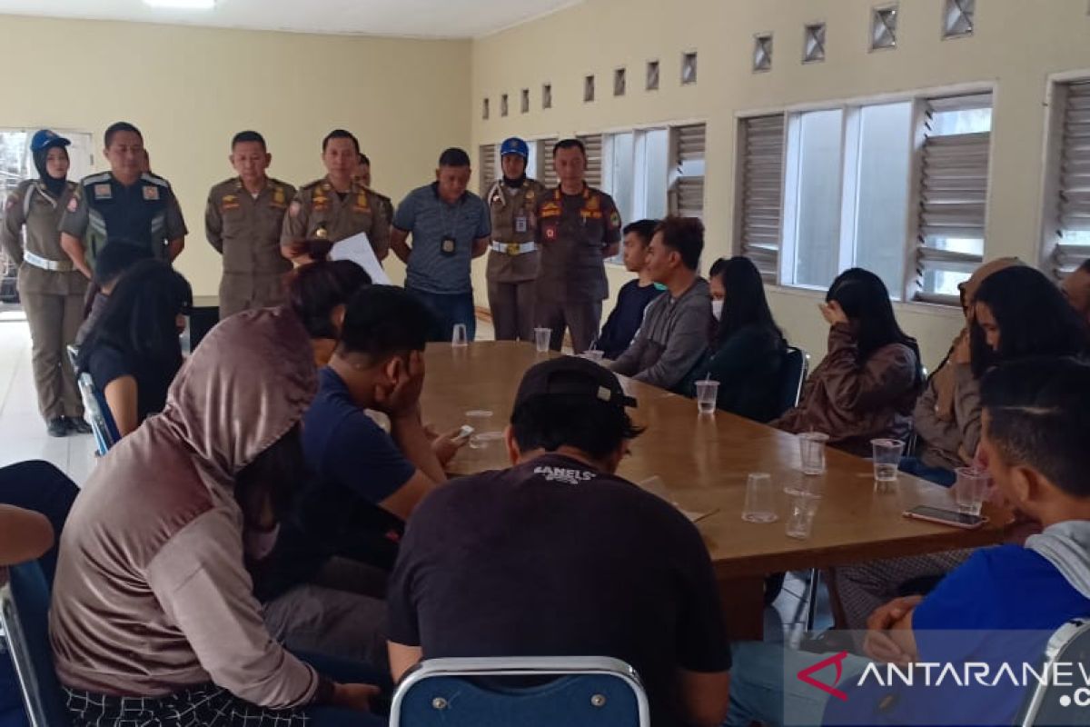 Satpol PP Karawang tangkap 14 pasangan bukan suami-istri di tempat kos