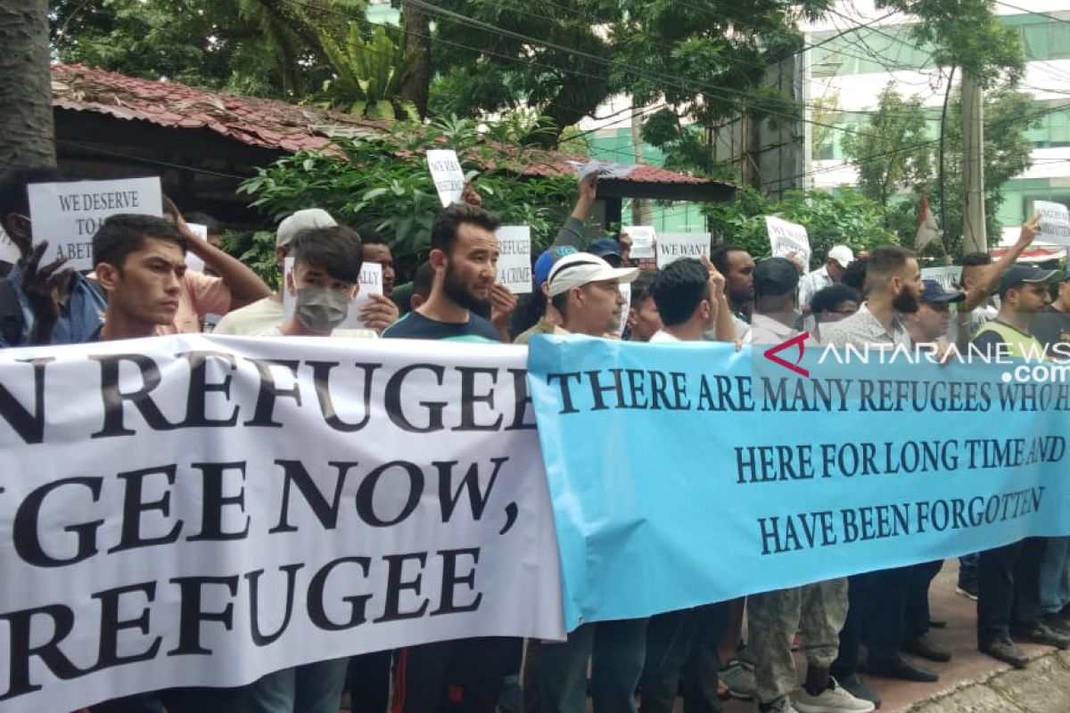 Tak kunjung diberangkatkan ke negara tujuan, imigran di Medan unjuk rasa ke kantor UNHCR