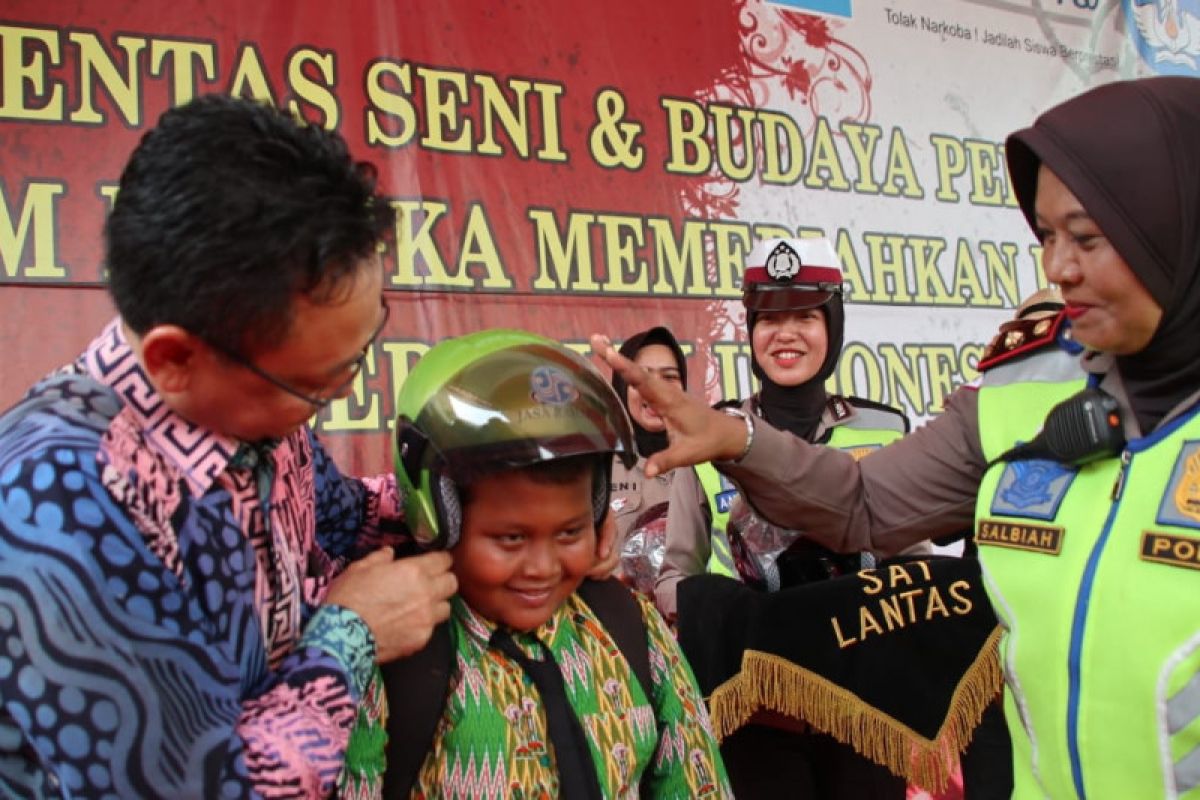 Pemkot dan Satlantas Polresta Pontianak kenalkan helm standar pada anak