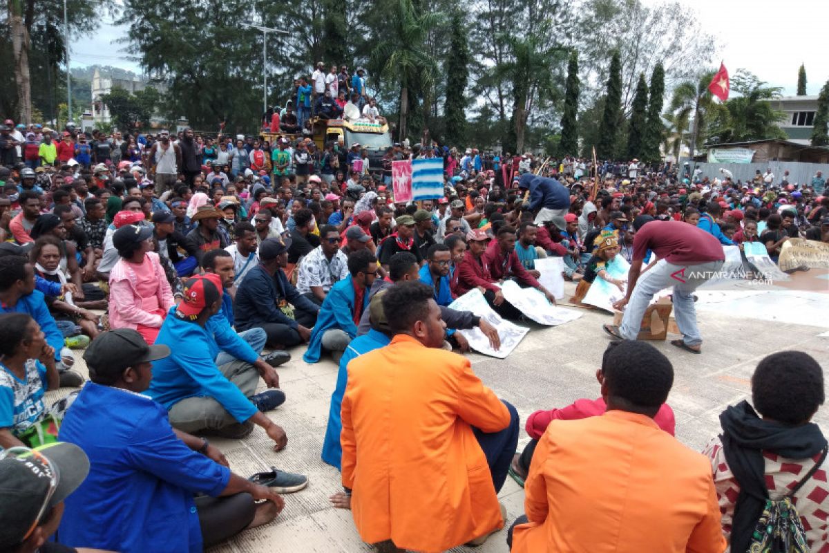 Aktivitas masyarakat di Kabupaten Fakfak sudah kembali normal