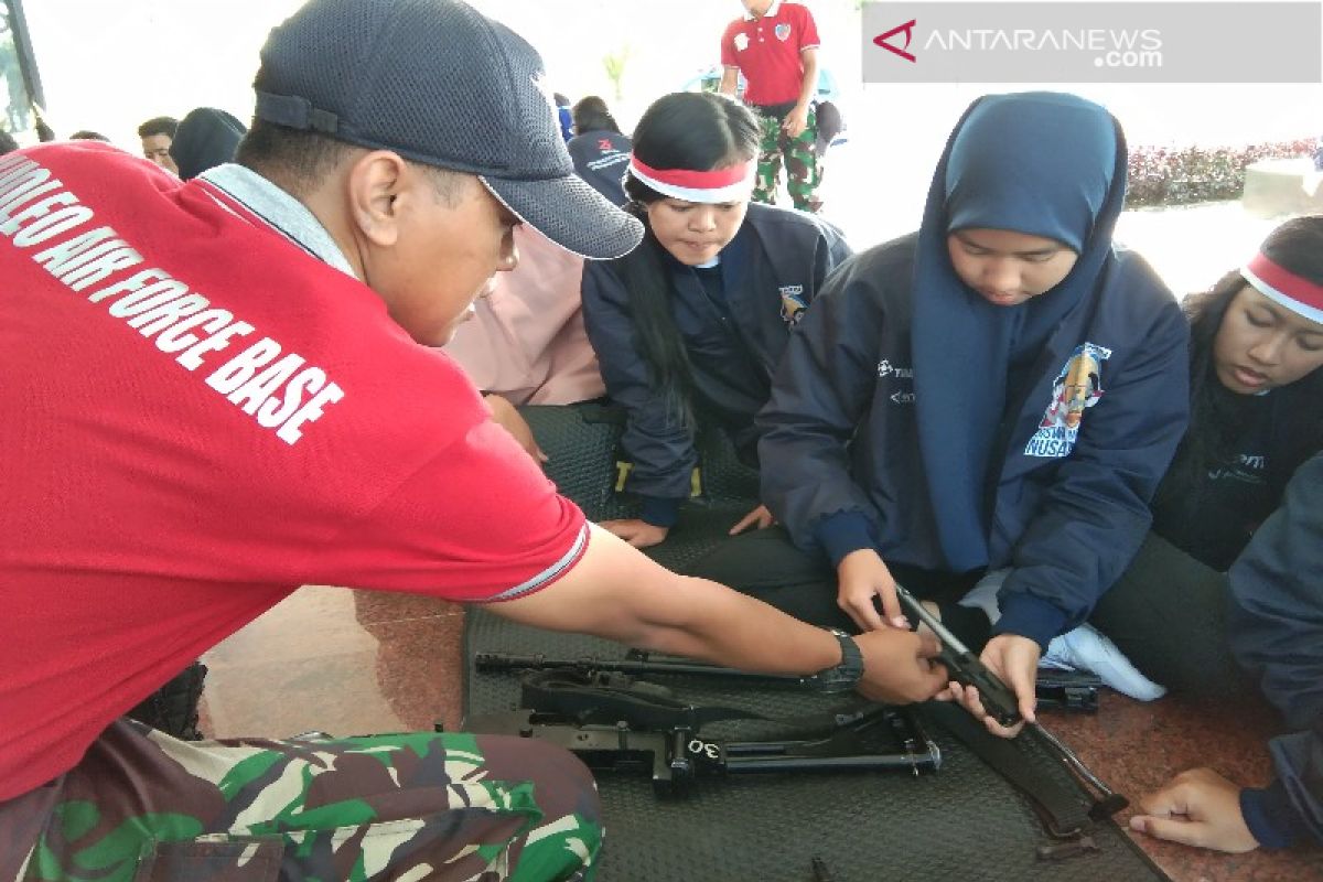 Peserta SMN asal Babel bongkar pasang senjata di Lanud Haluoleo