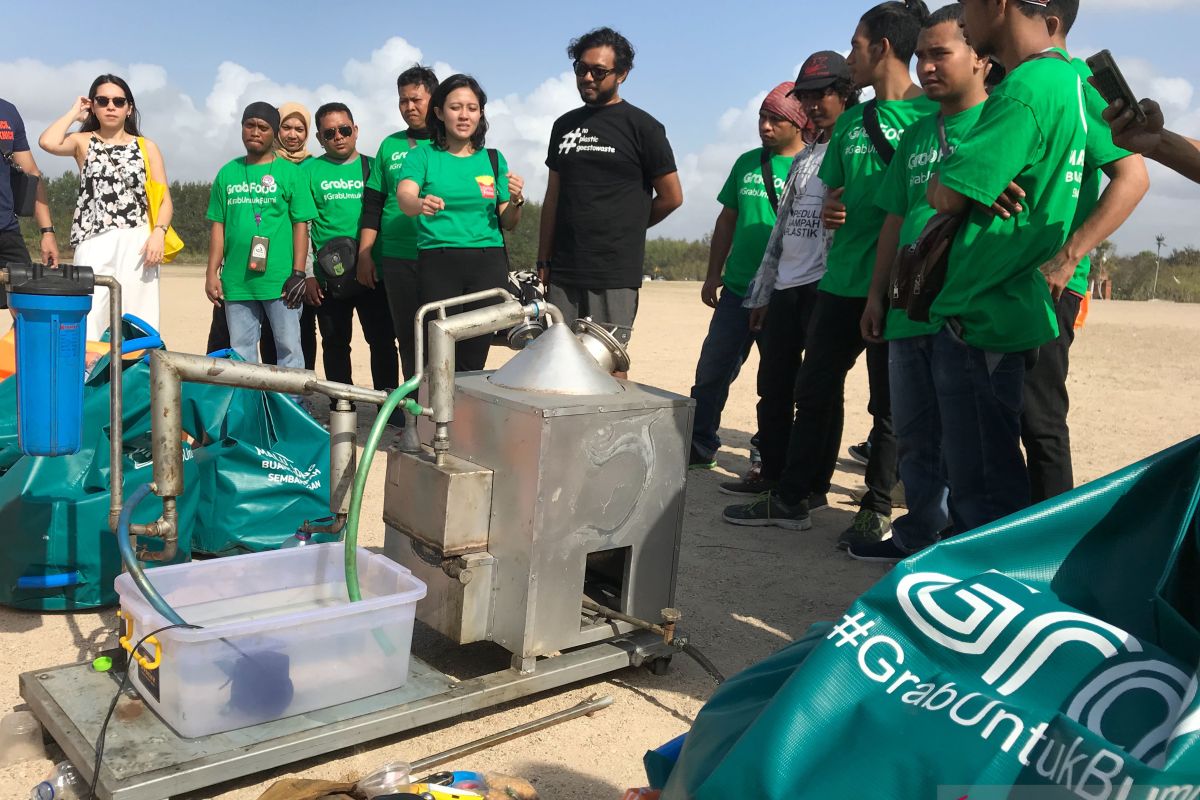 GrabFood ajak kurangi plastik lewat aksi bersih sampah di Pantai Mertasari