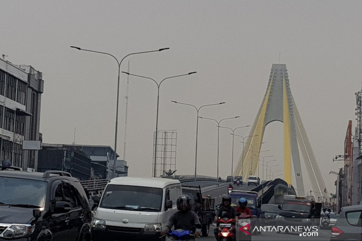 Pekanbaru berselimut asap kebakaran hutan