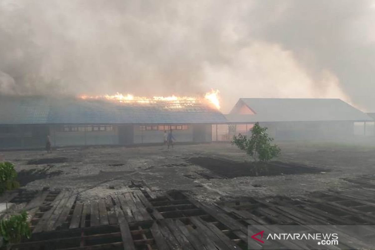 Api lalap atap bangunan SMPN 1 pada kebakaran lahan di Daha Barat