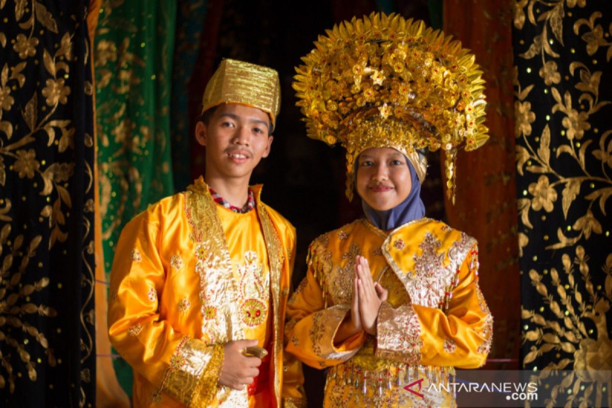 SMN Kalsel kenakan pakaian adat kunjungi Istano Basa Pagaruyung