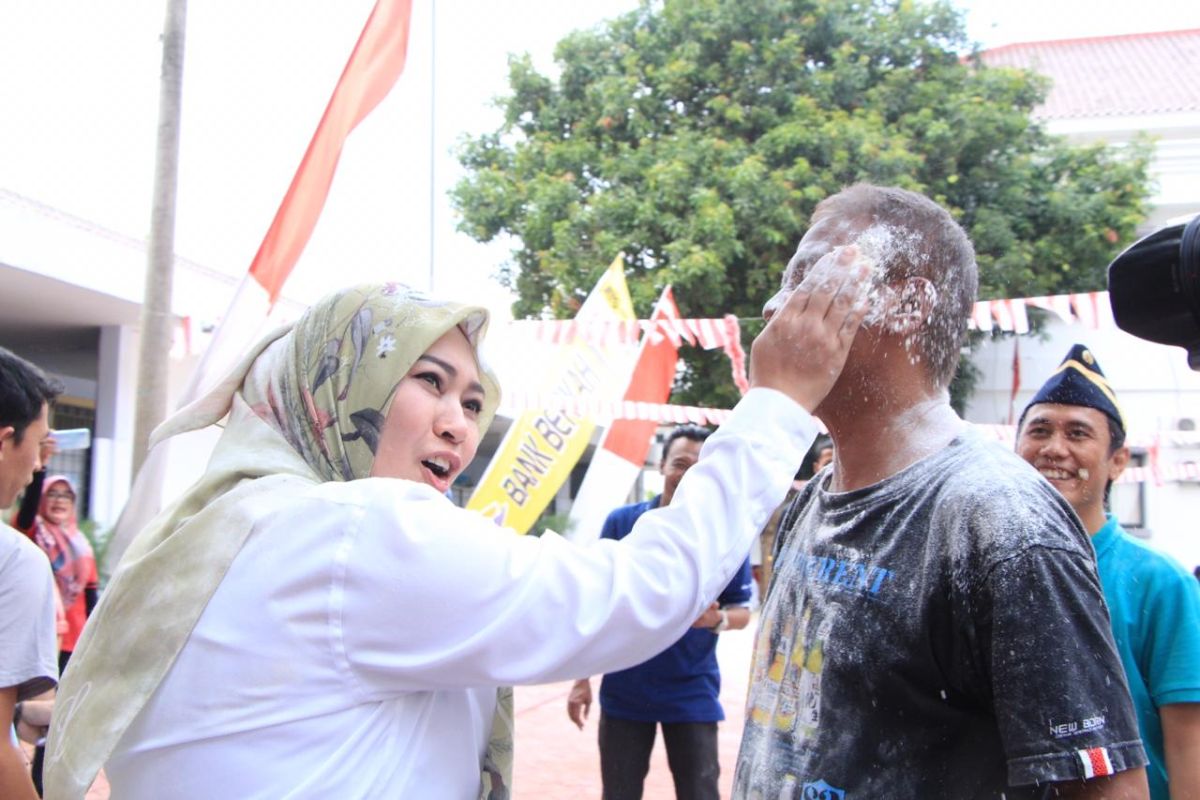 Bupati Irna ikut lomba tumpah tepung bersama pegawai Setda