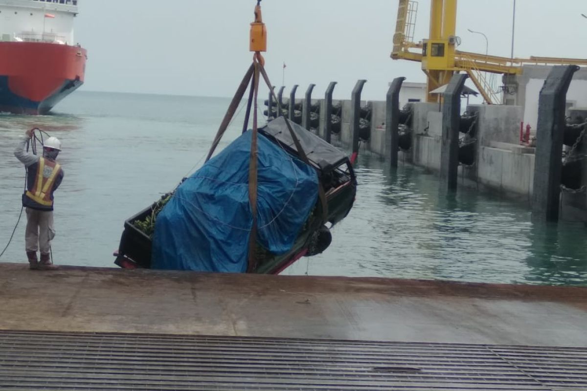 Pick up bermuatan pisang tercebur di dermaga 7 Pelabuhan Merak