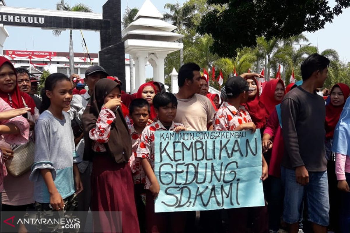 Wali murid SD 62 Kota Bengkulu akan mengadu ke Jokowi