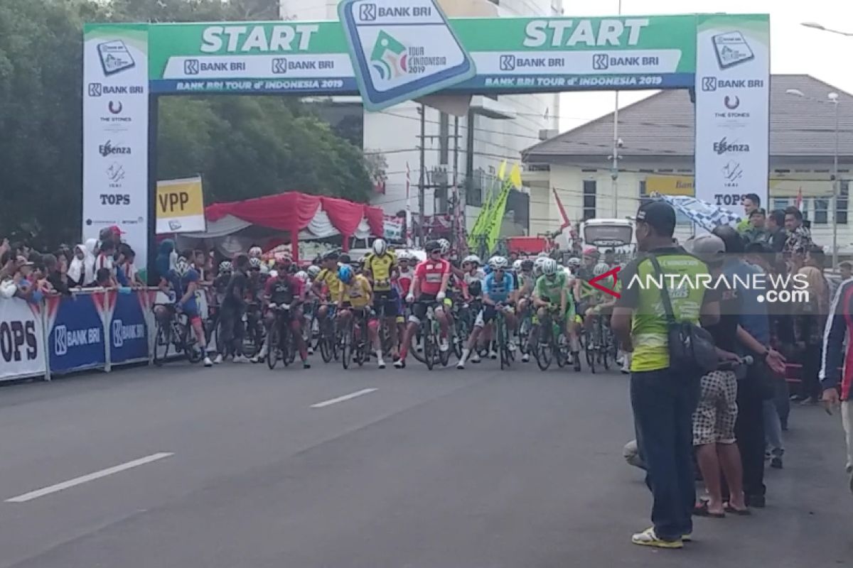 Peserta balap sepeda Tour d'Indonesia etape keempat berkurang