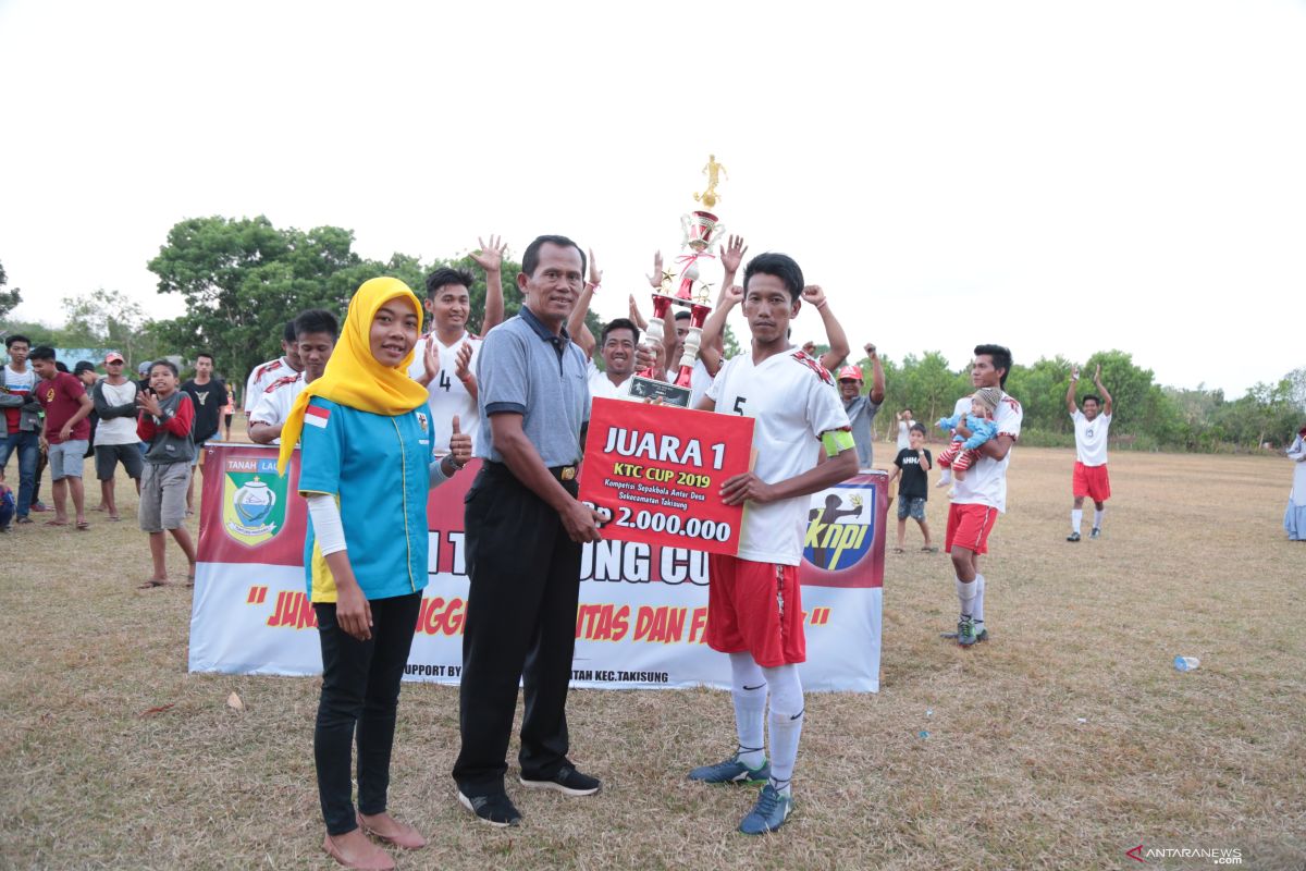 Kesebelasan Junjung Buih A juara turnamen sepakbola Bupati Cup