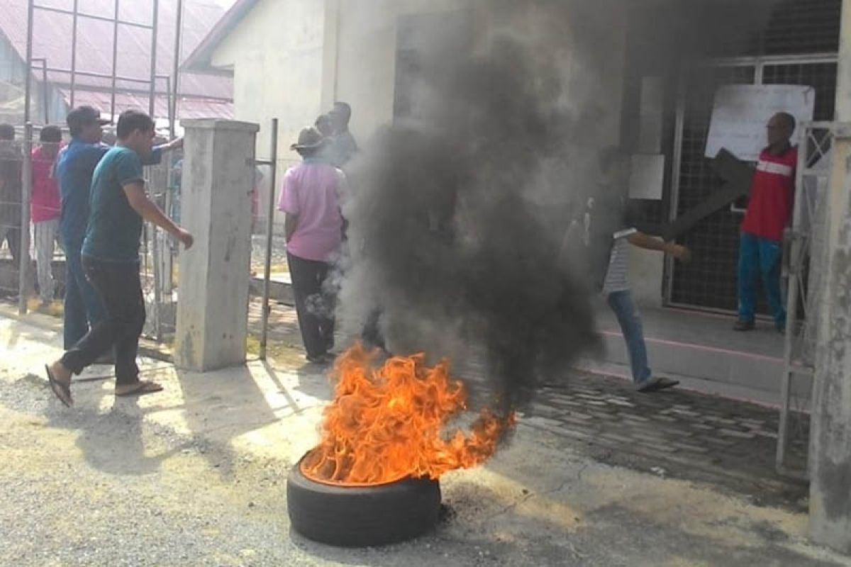 Tuntut kepala desa definitif, warga Nagan Raya bakar ban dan segel kantor desa