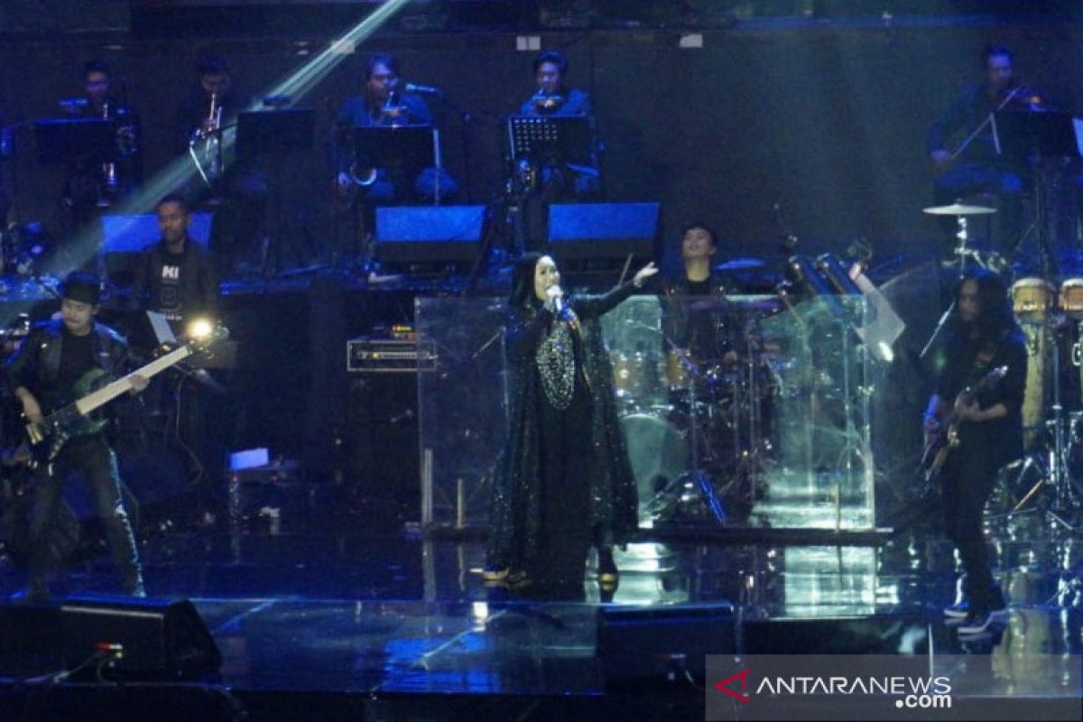 Nicky Astria buktikan masih jadi Lady Rocker, 2 jam konser masih prima