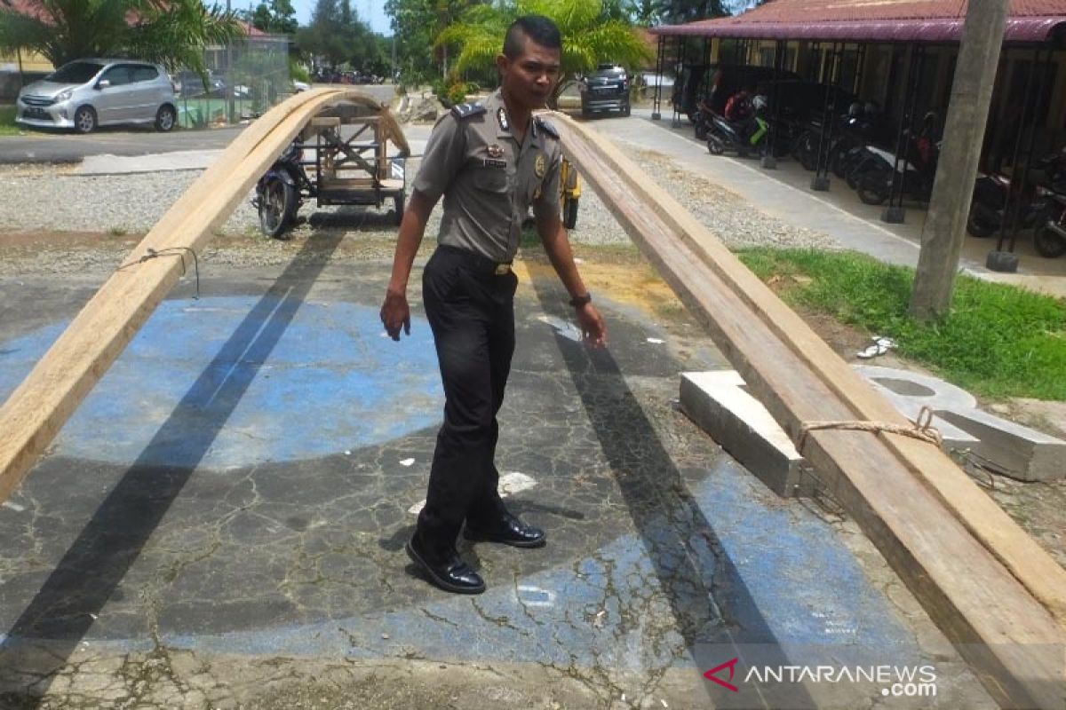 Tukang becak bawa kayu ilegal dapat jaminan penahanan