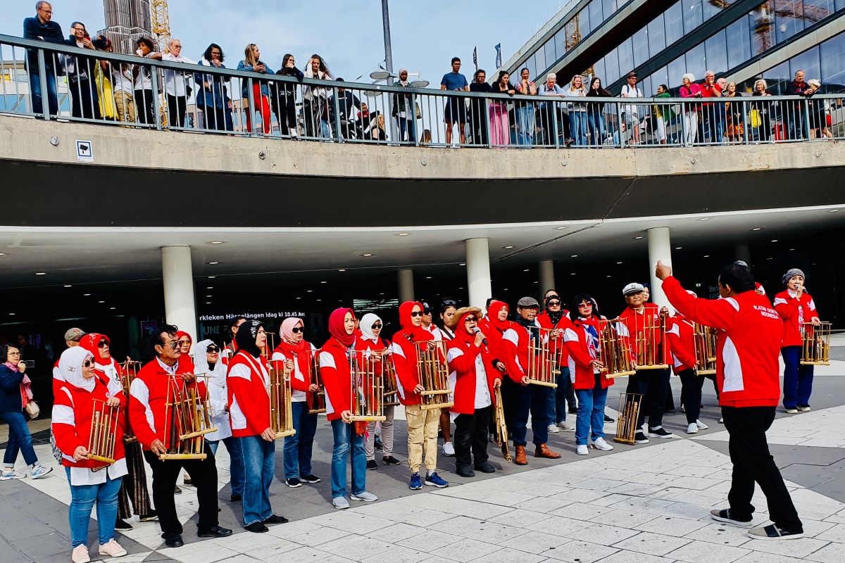 Angklung  dibawakan oleh tim dokter Indonesia tampil di   Stockholm