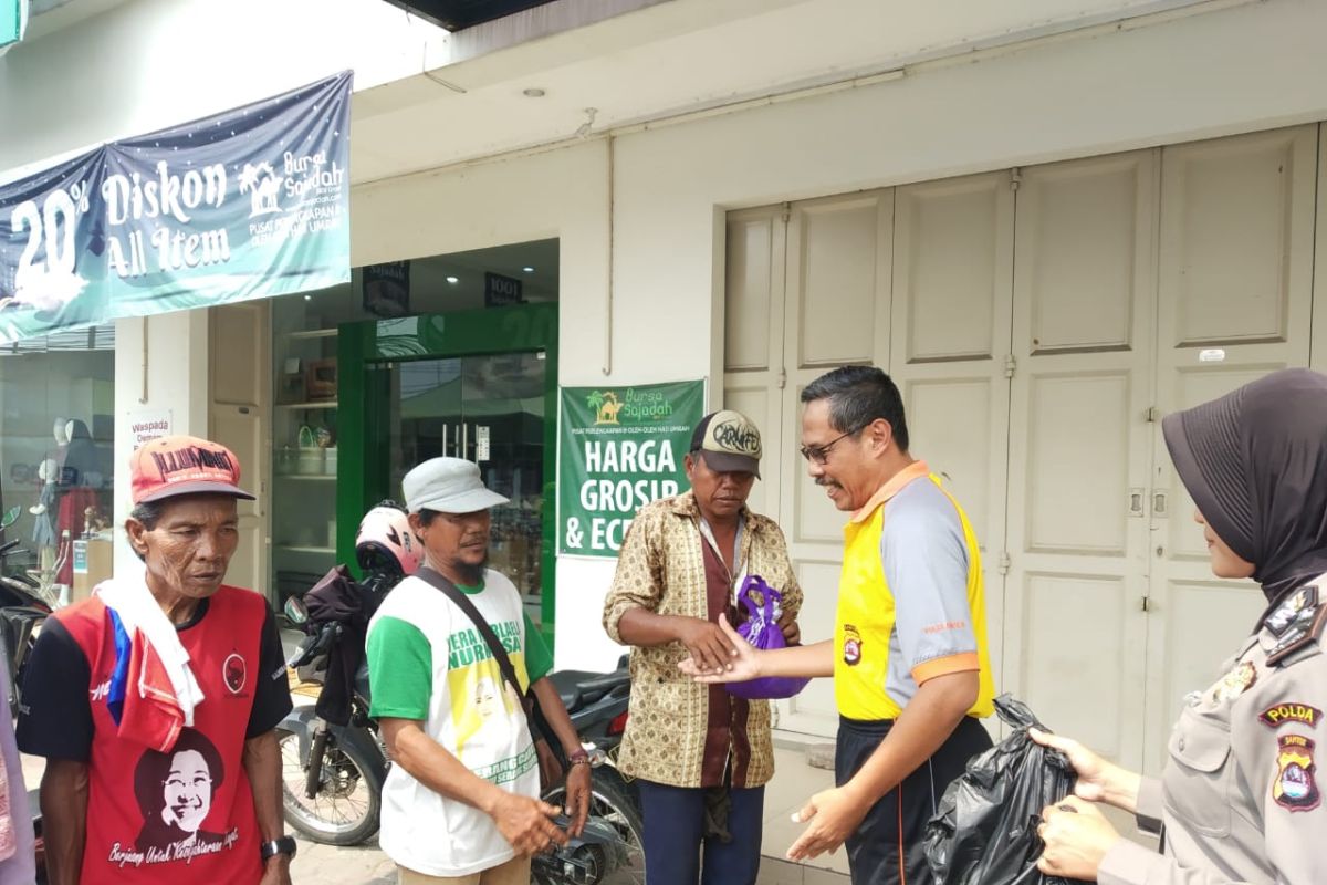 Tim 'Jumat Barokah' Polda Banten berbagi sesama dan himbau Kamtibmas