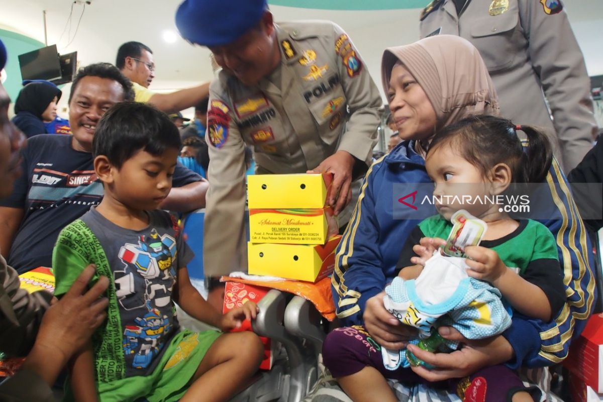 70 korban selamat KM Santika Nusantara tiba di Surabaya