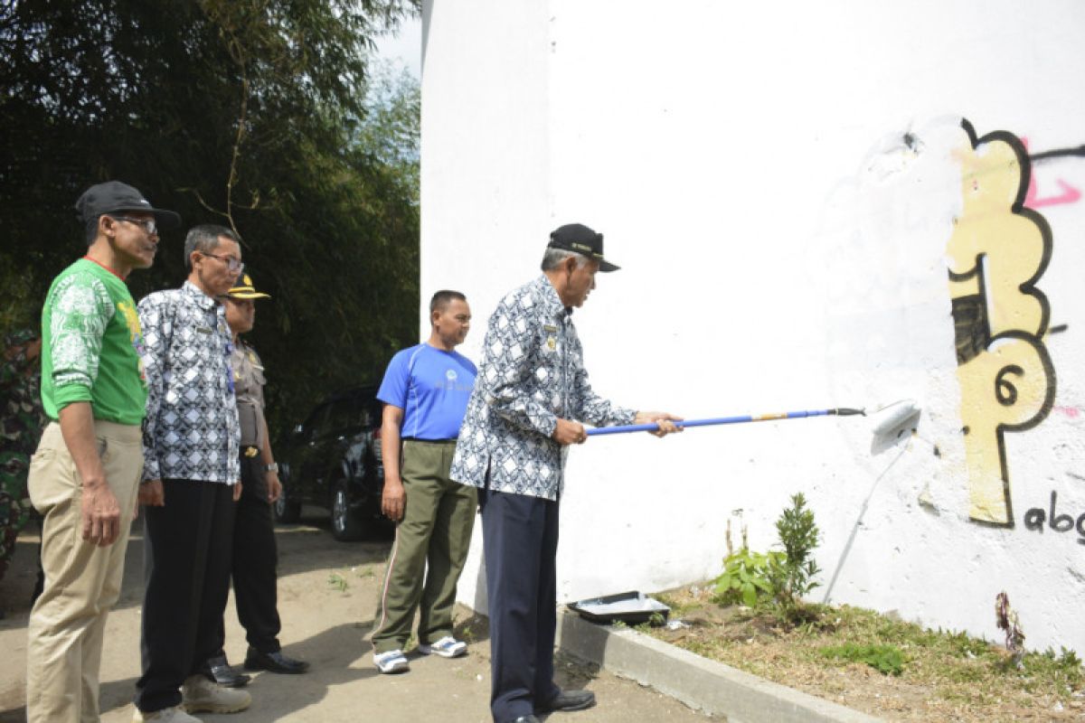 Bupati Sleman turun tangan membersihkan coretan di bangunan cagar budaya