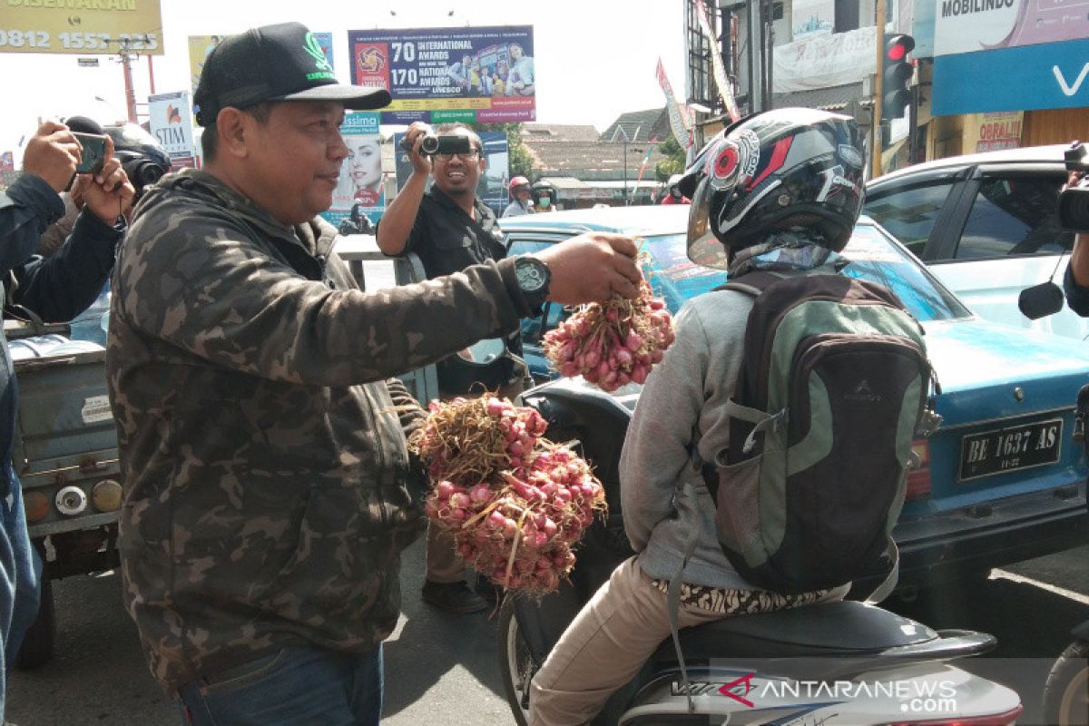 Prihatin harga murah, petani bagikan bawang merah ke pengguna jalan