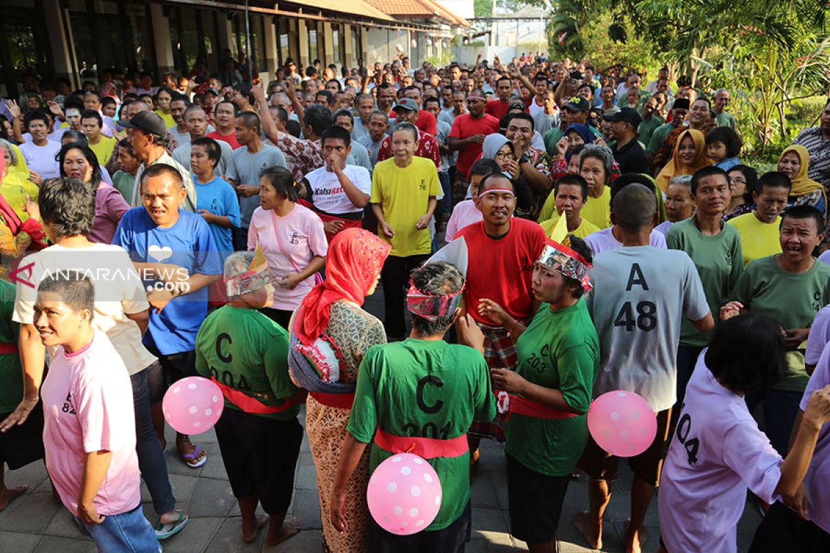 Penghuni Liponsos Surabaya peroleh terapi seni musik