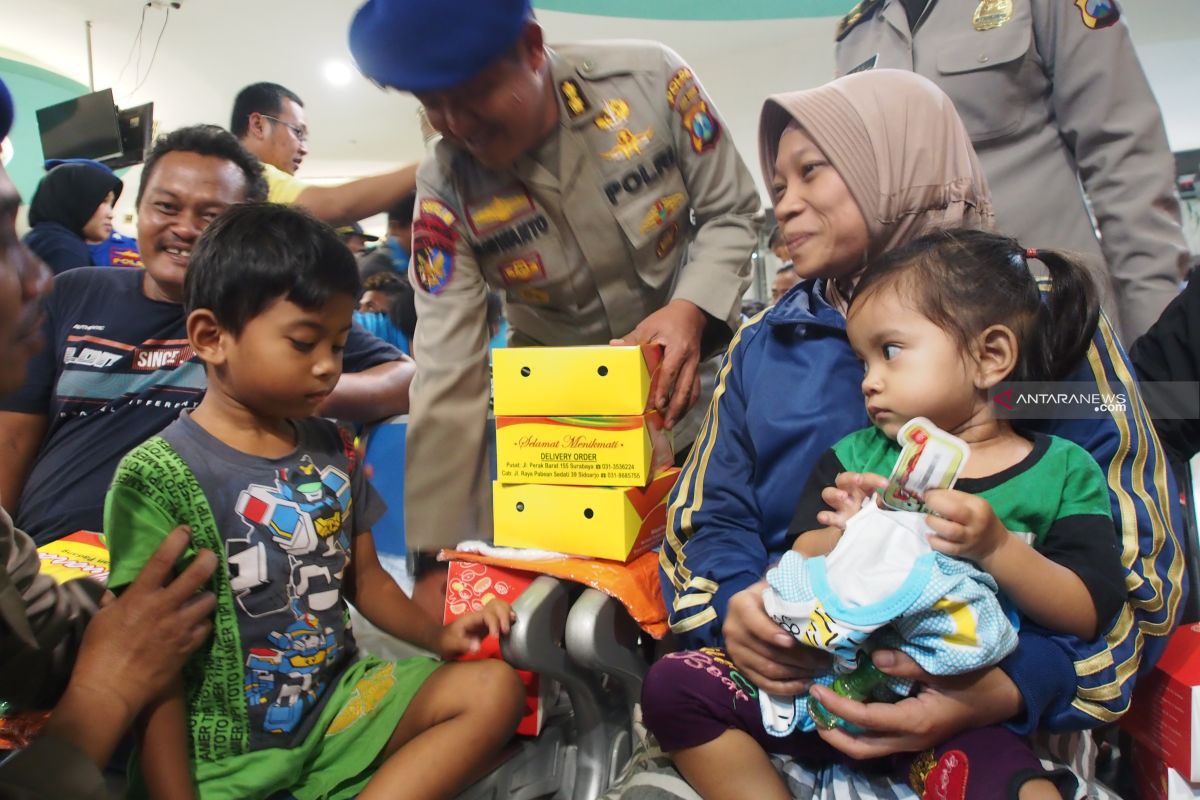 Korban selamat KM Santika Nusantara tiba di Surabaya