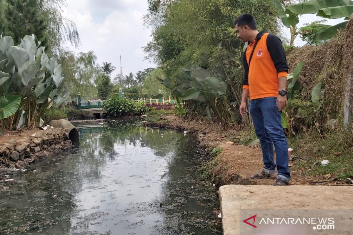 Dampak Kekeringan, Warga Tangsel mandi air buangan dari perumahan