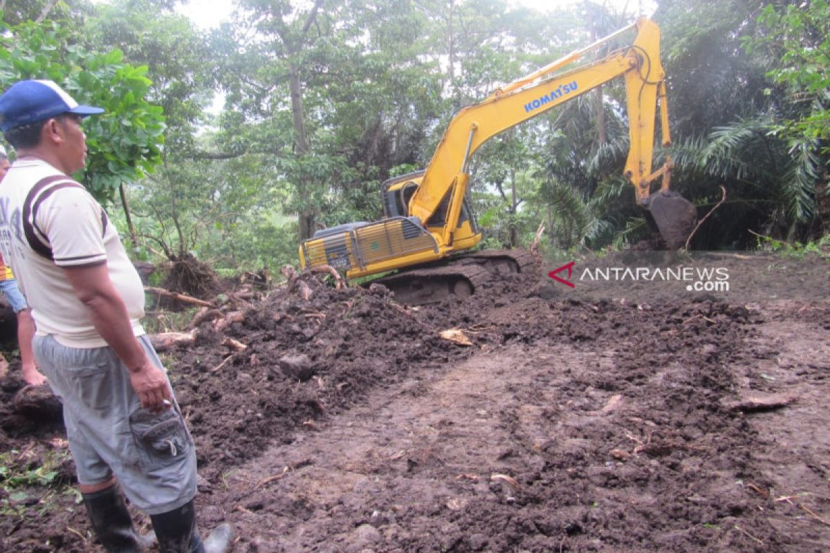 Masyarakat Goreng Meni bangun jalan 2,5 km dengan dana desa