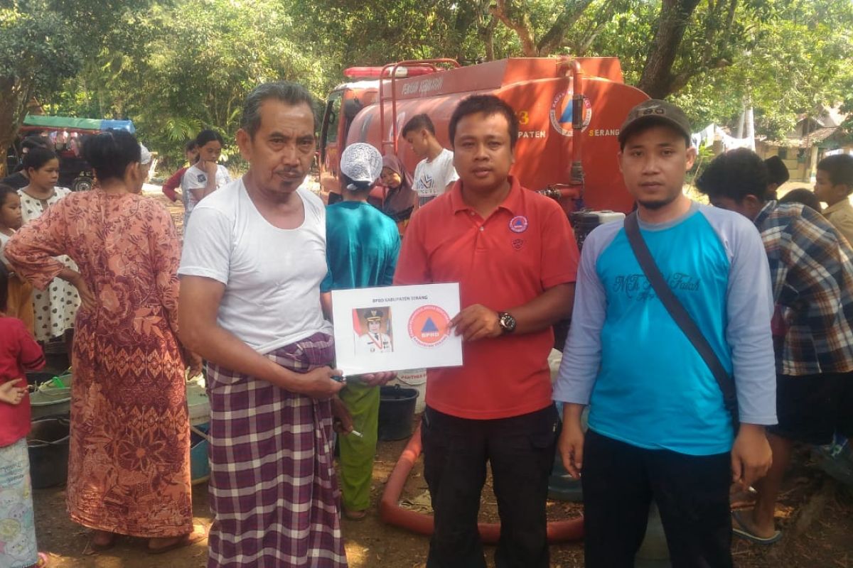 BPBD Serang distribusikan air bersih ke Ponpes di Tirtayasa