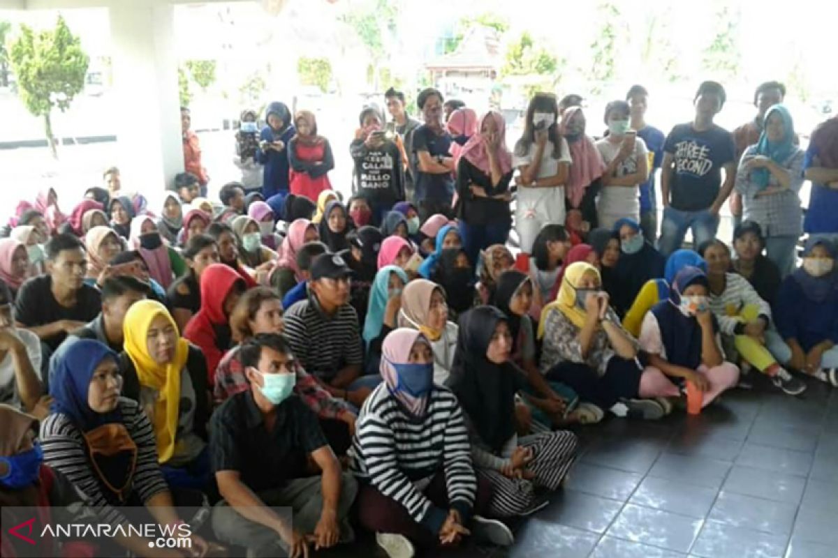 Upah tak sesuai UMP, buruh di Bengkulu seruduk Disnakertrans