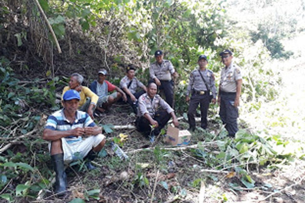 Polisi bersama warga berpatroli di hutan cegah karhutla